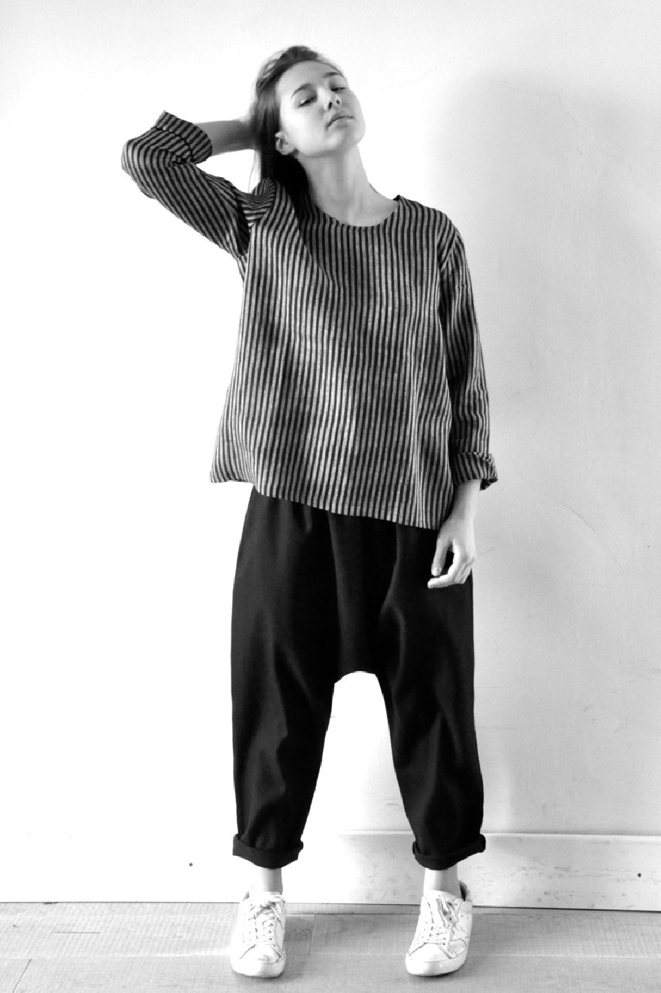 Long sleeves blouse round neck, dark stripes linen