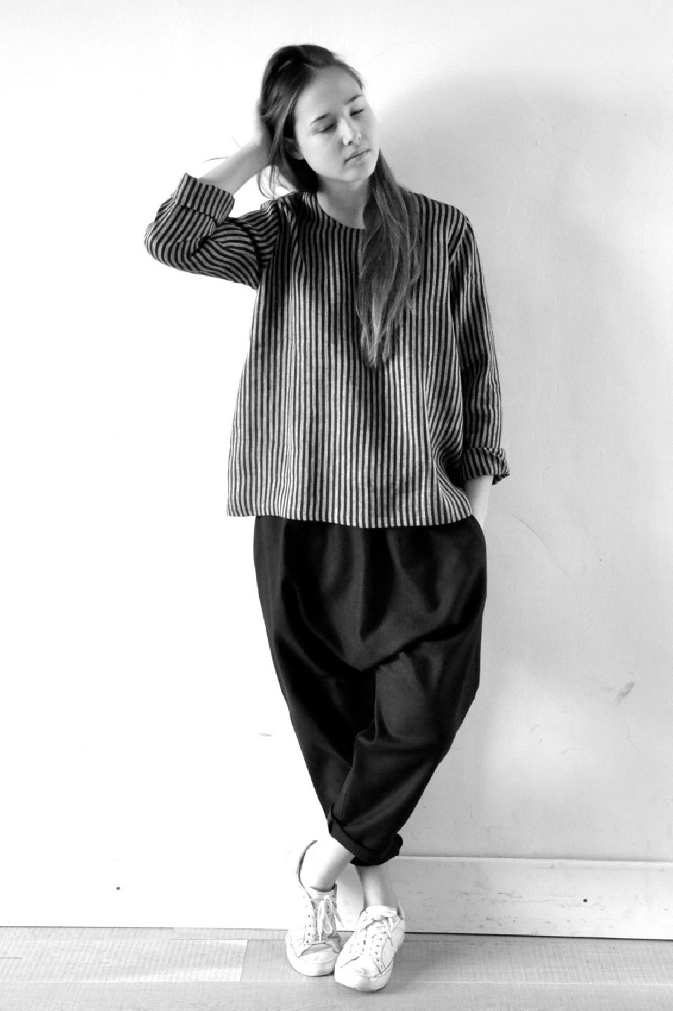 Long sleeves blouse round neck, dark stripes linen