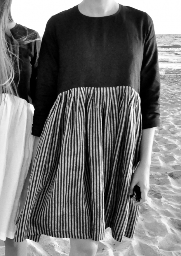 Bicolor pleated dress, long sleeves, black and dark stripes linen