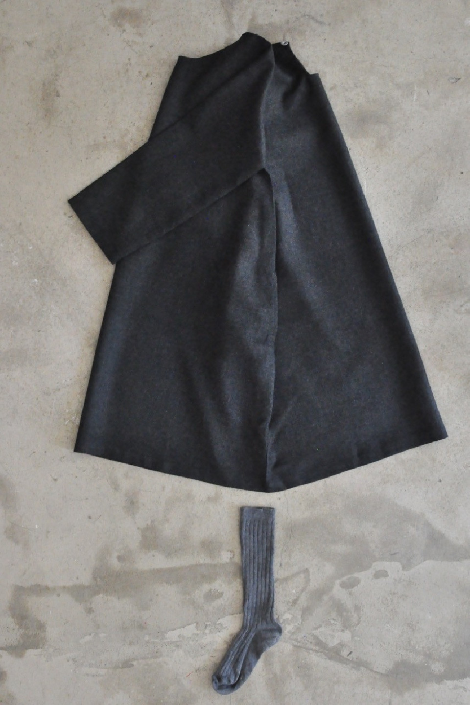 Robe évasée manches longues, lainage gris sombre