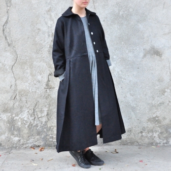 Manteau à plis, drap noir
