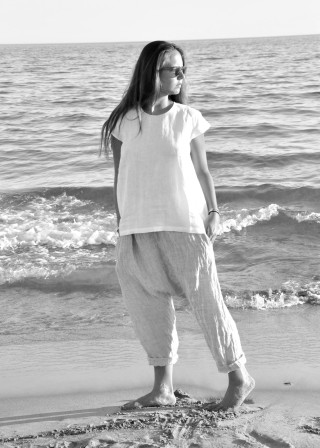 Short sleeves blouse round neck, white linen