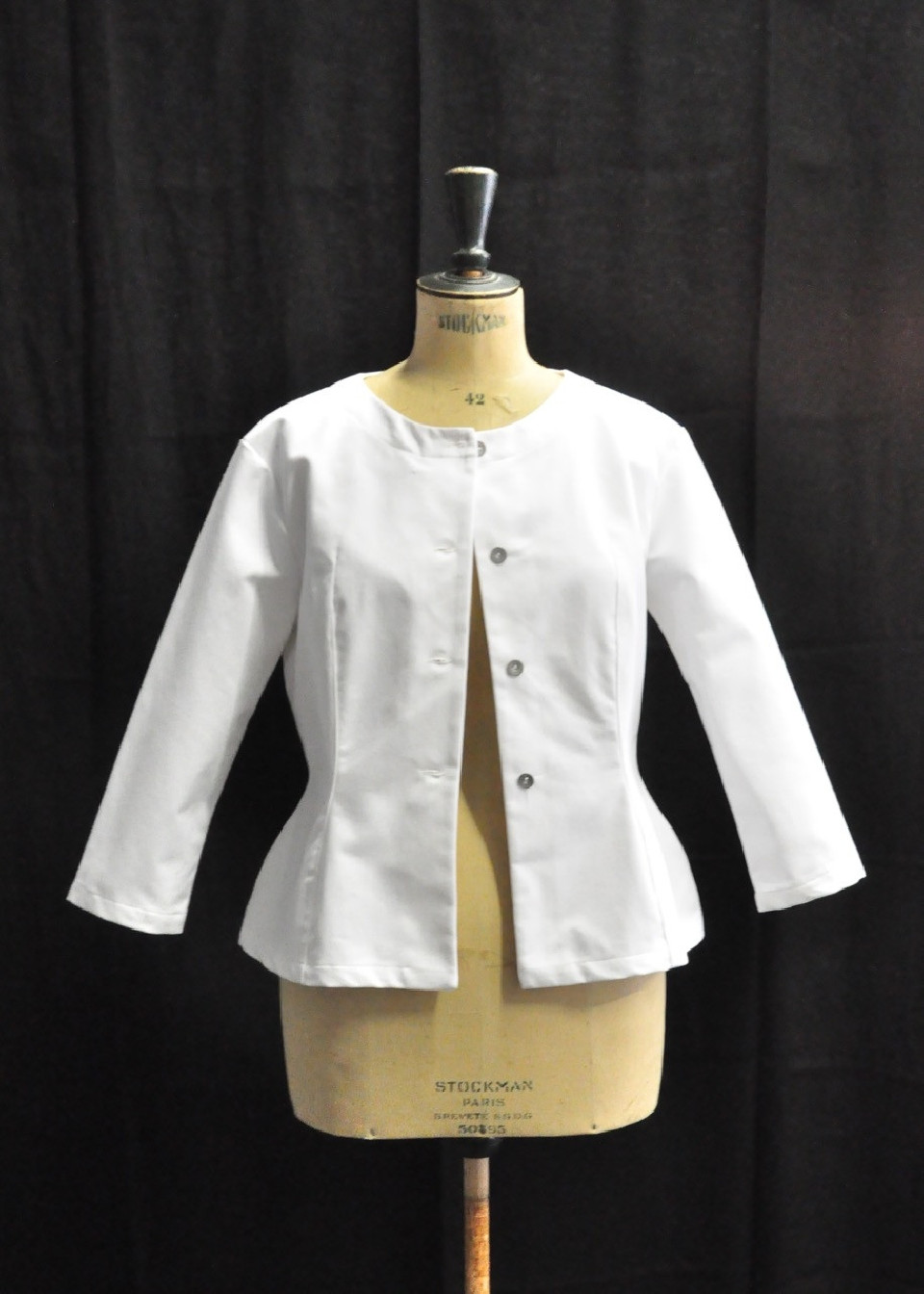Veste cintrée, jean blanc