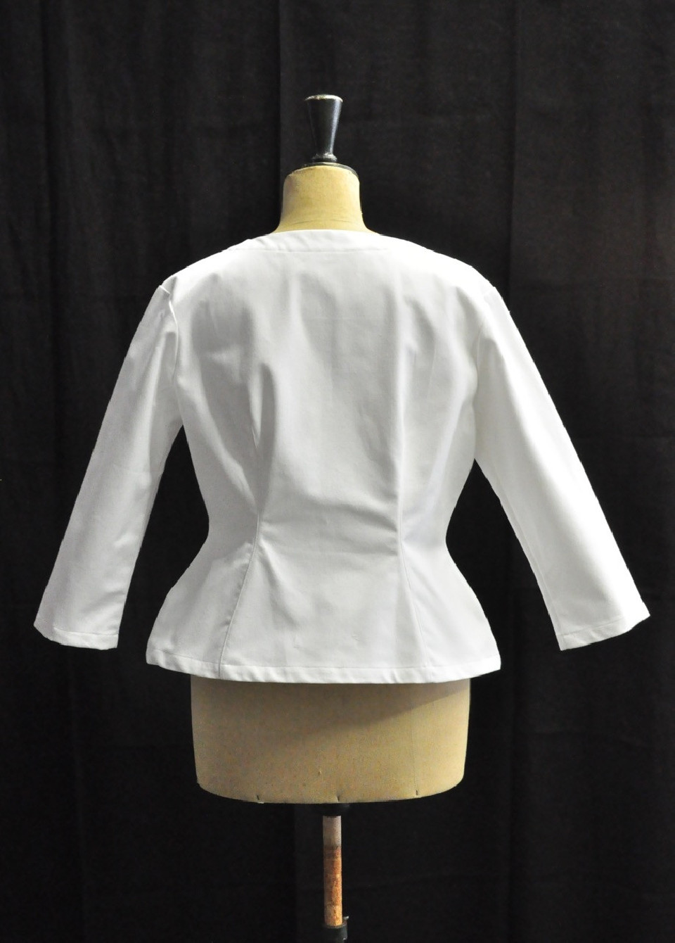Veste cintrée, jean blanc