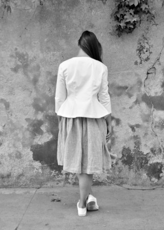 Veste cintrée, jean blanc