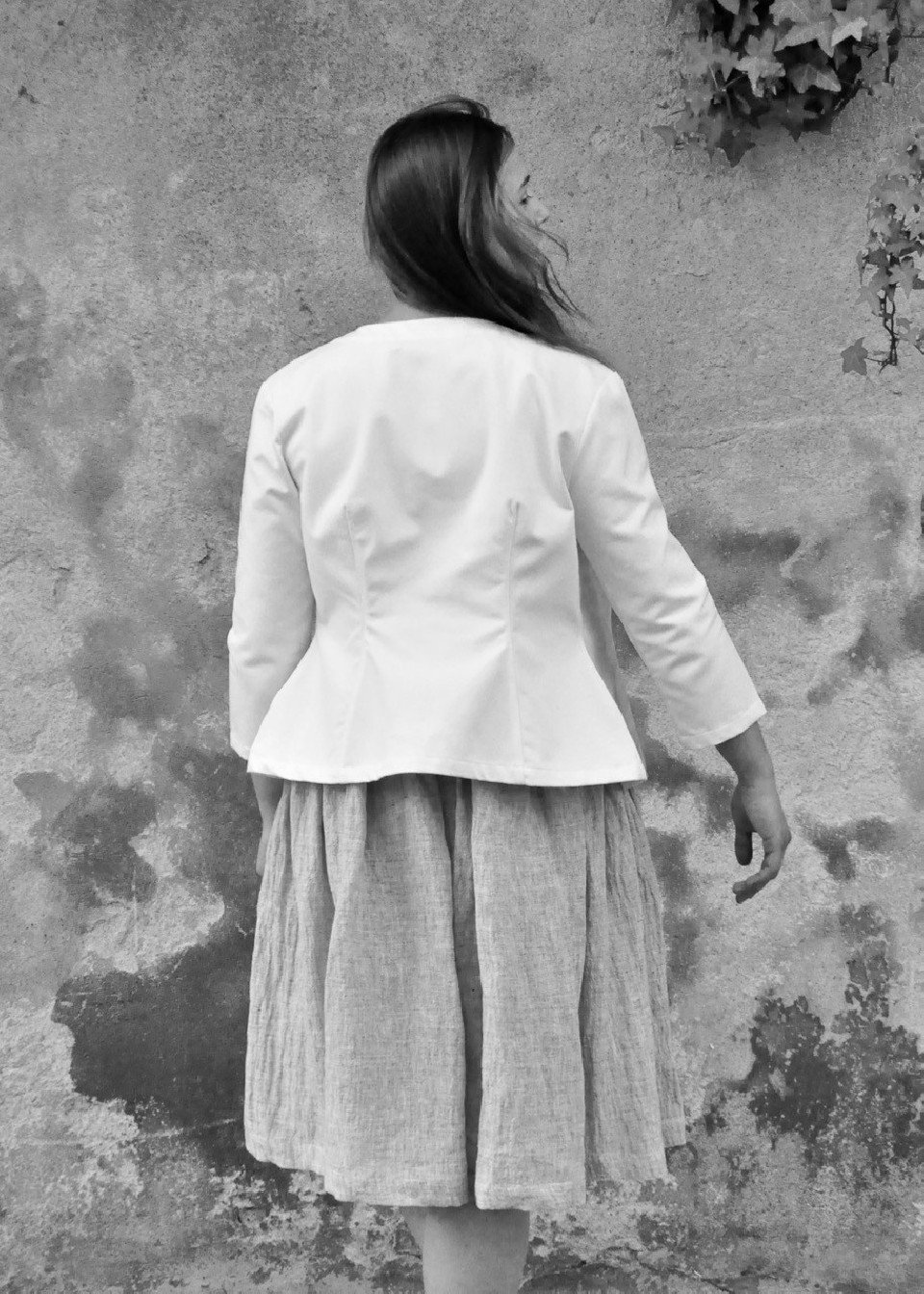 Veste cintrée, jean blanc