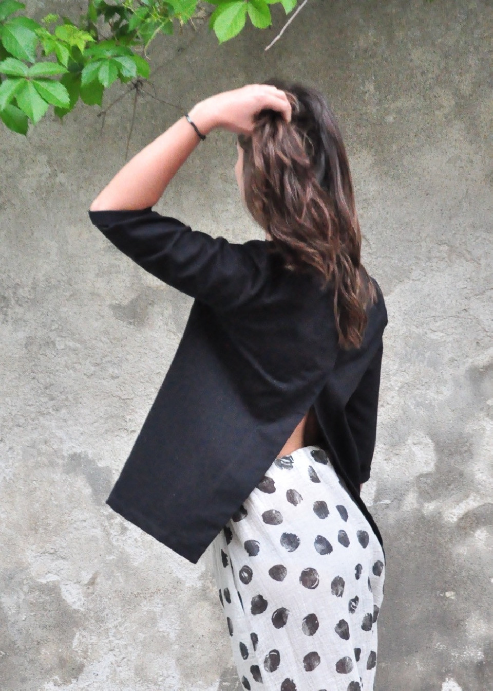 Blouse ouverte, jean noir