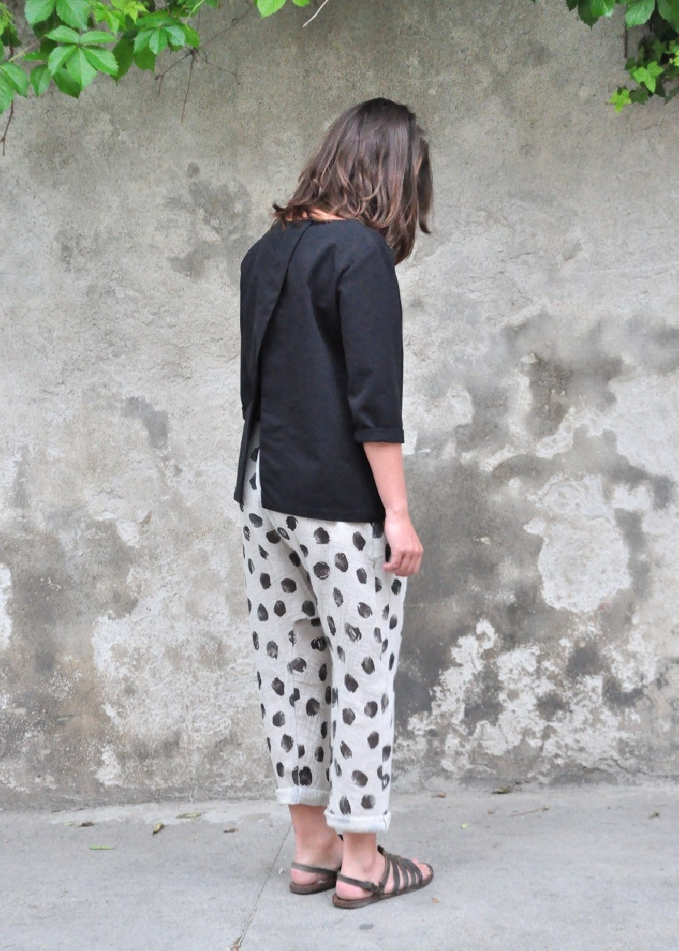 Blouse ouverte, jean noir