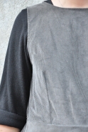Robe à plis, velours gris