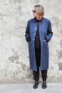 Manteau sculpteur, jean bleu