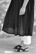 Robe longue nouée à plis, coton ajouré noir