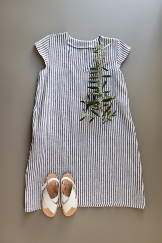 Flared dress, short sleeves, V neck, light stripes linen