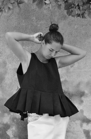 Blouse nouée à plis, jean noir