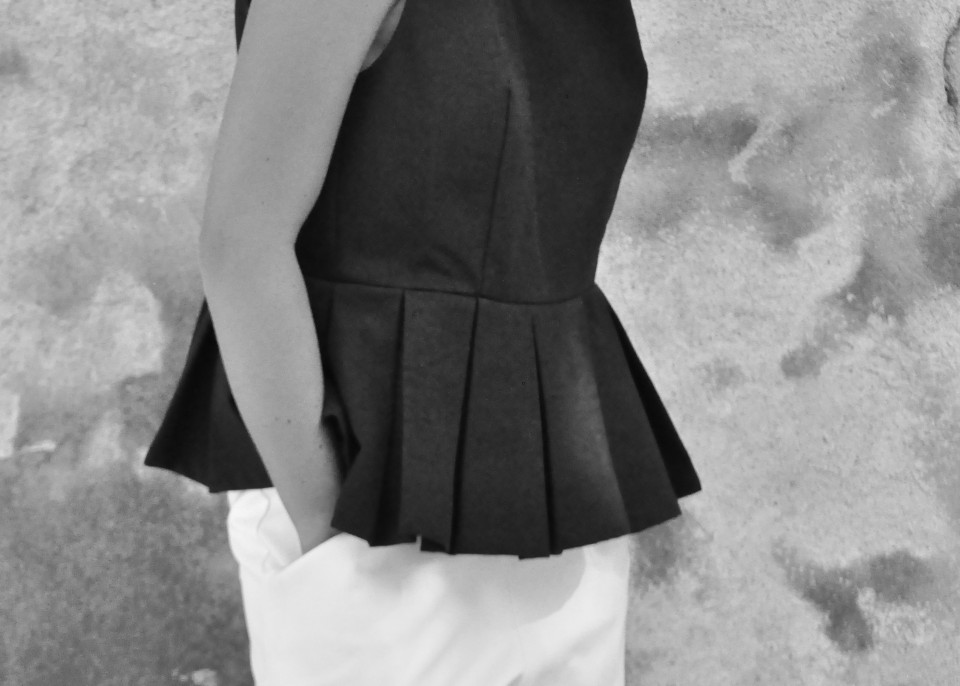 Blouse nouée à plis, jean noir