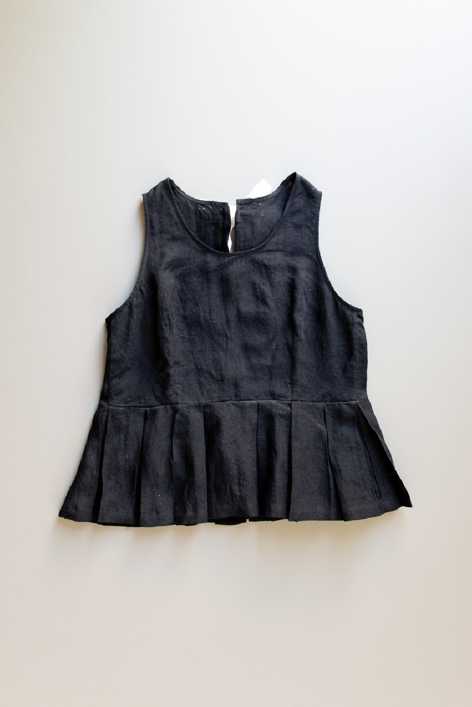 Blouse nouée à plis, lin noir