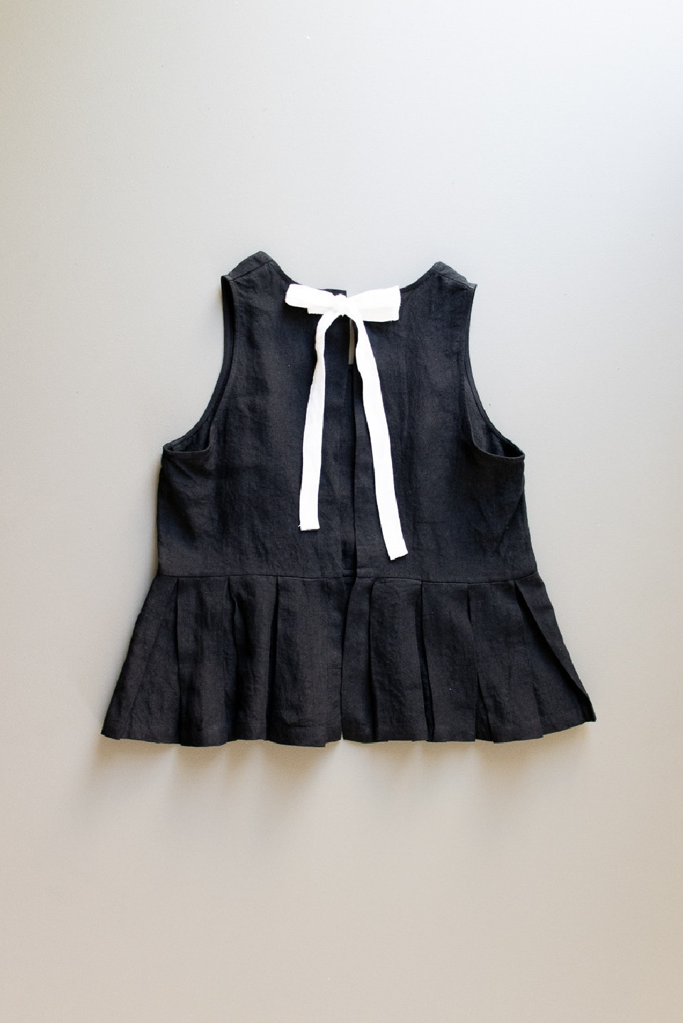 Pleated bow top, black linen
