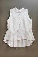 Sleeveless pleated shirt, white linen