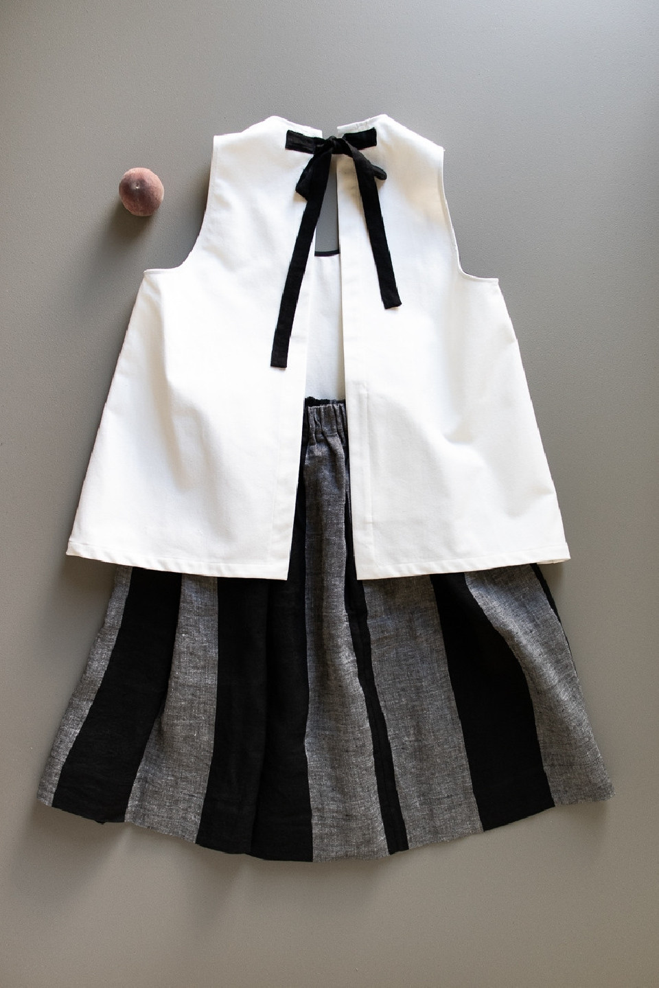 Simple bow top, white denim