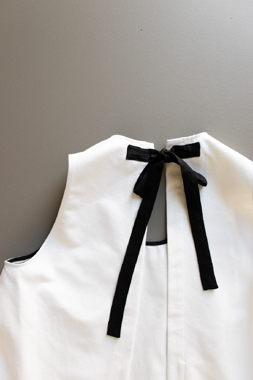 Blouse nouée simple, jean blanc