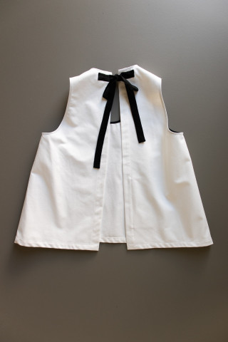 Blouse nouée simple, jean blanc