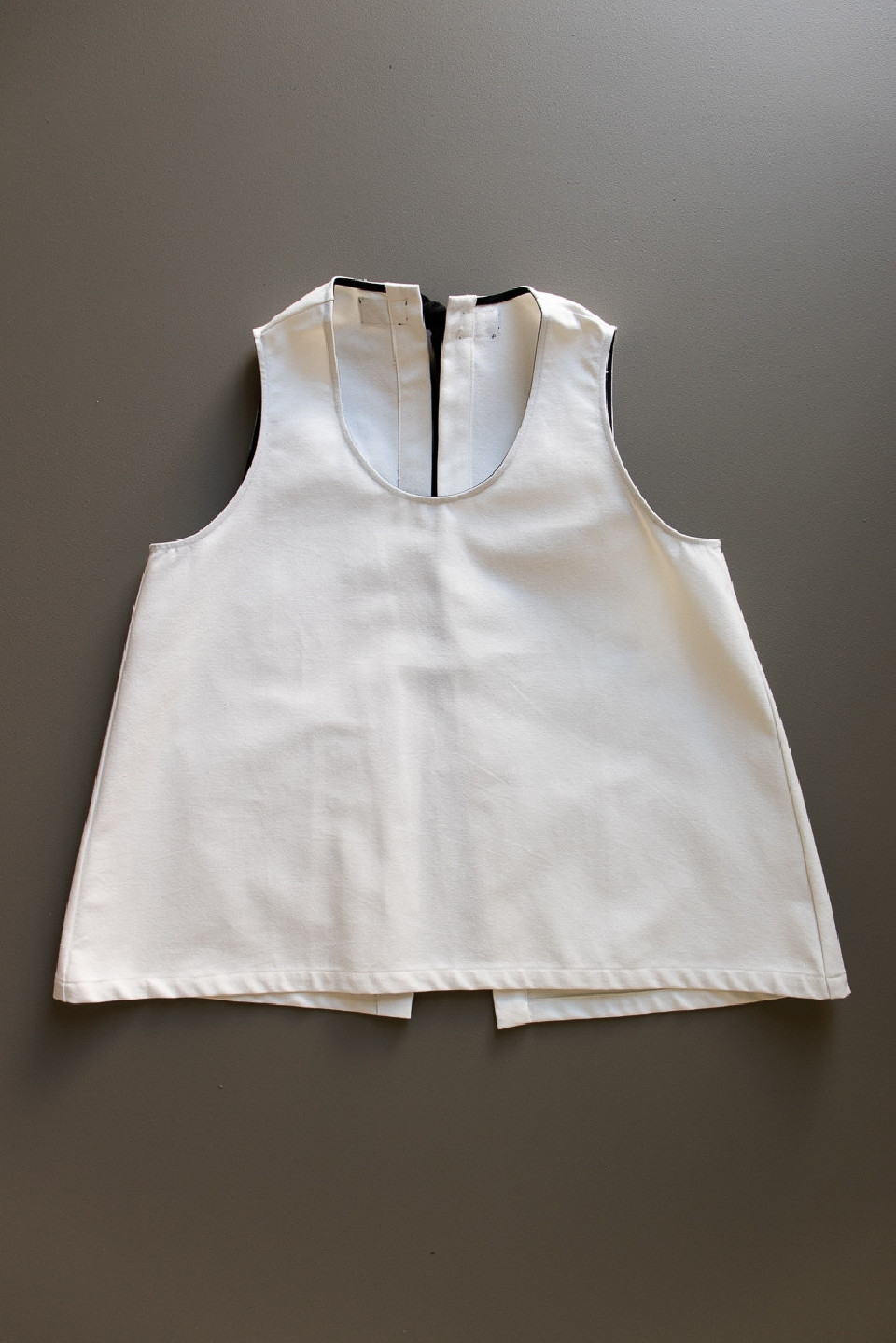 Blouse nouée simple, jean blanc