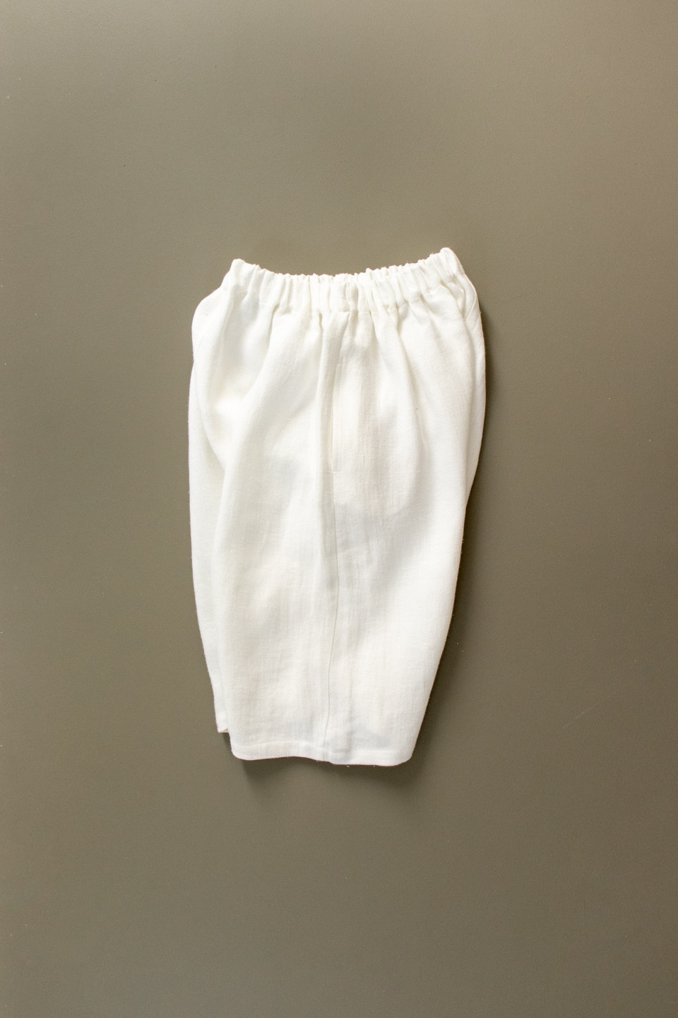 Short mixte en lin épais blanc, le vestiaire de jeanne