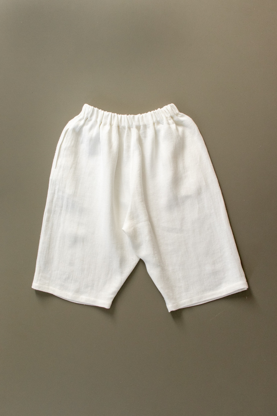 Short mixte en lin épais blanc, le vestiaire de jeanne