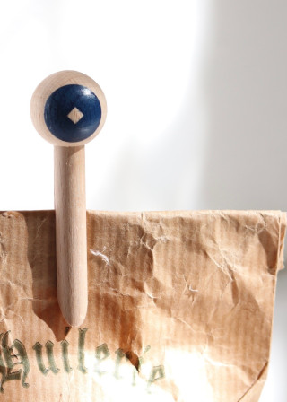 Pince en bois, cercle bleu