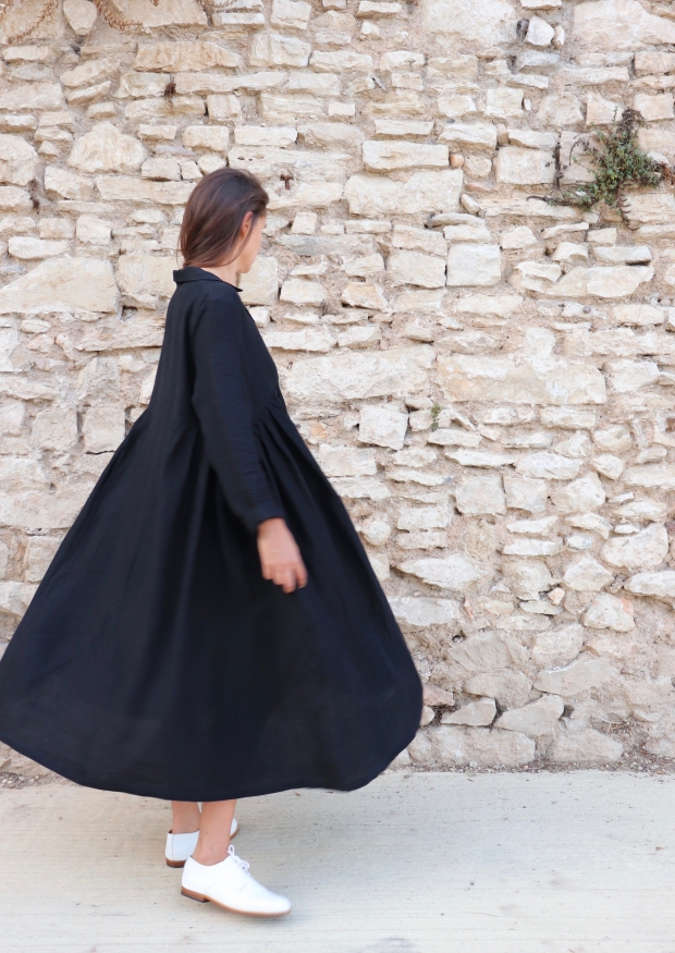 Long pleated dress, black linen