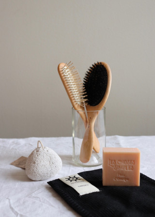 Oval hair brush