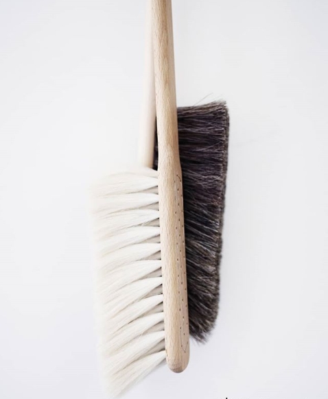 Brosse de nettoyage en bois et poils naturels