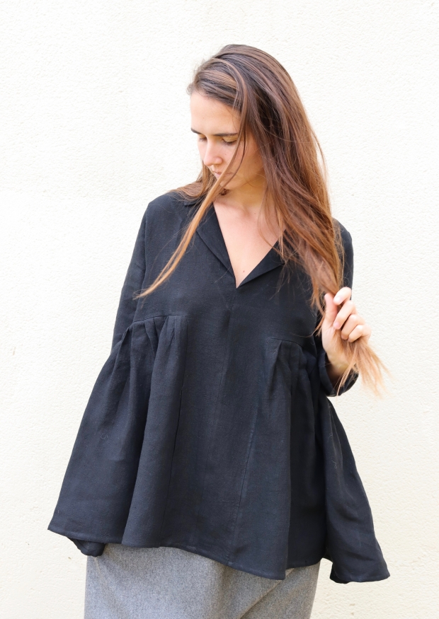 Pleated blouse, black linen