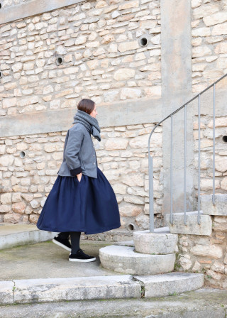 Long pleated dress, low waist, sleeveless, navy blue wool drap