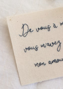 Embroided words "De vous à moi..."