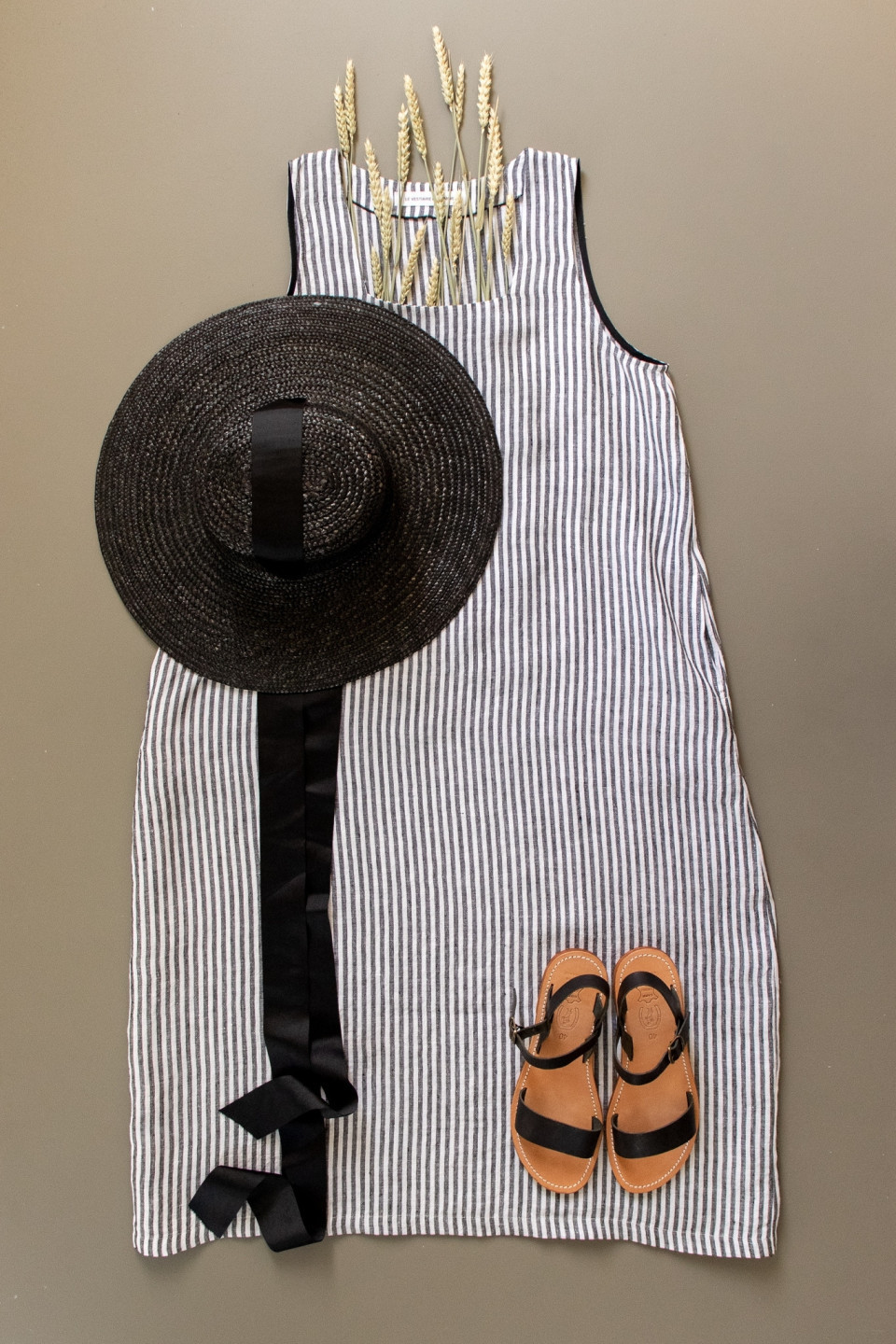 Robe évasée sans manches, col carré, lin rayures claires