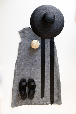 Robe évasée manches courtes, col profond, lin gris