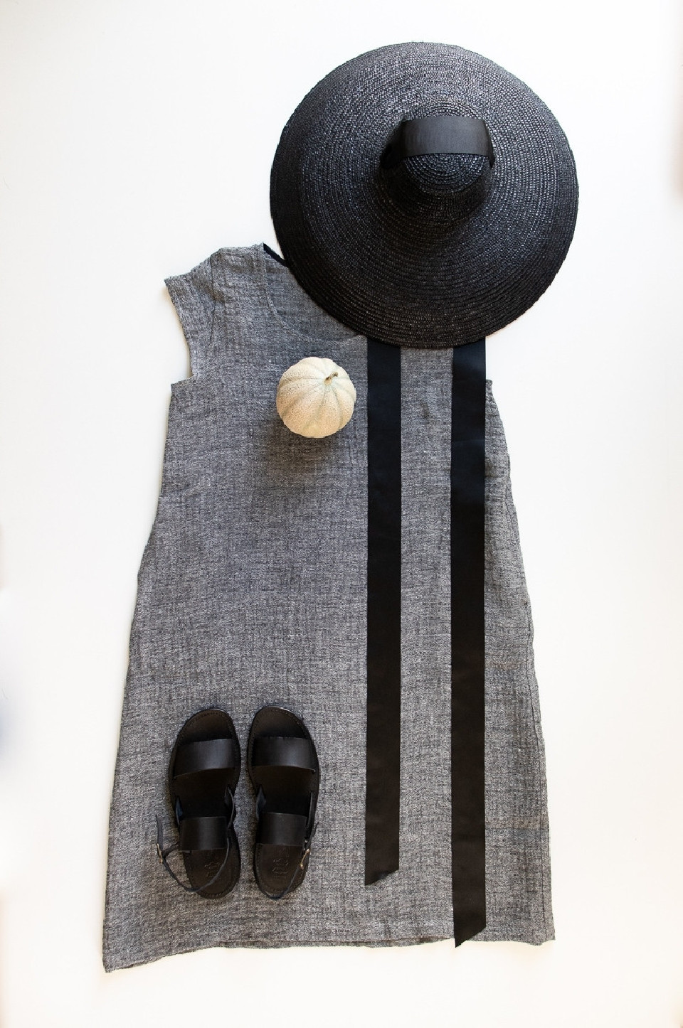 Robe évasée manches courtes, col profond, lin gris