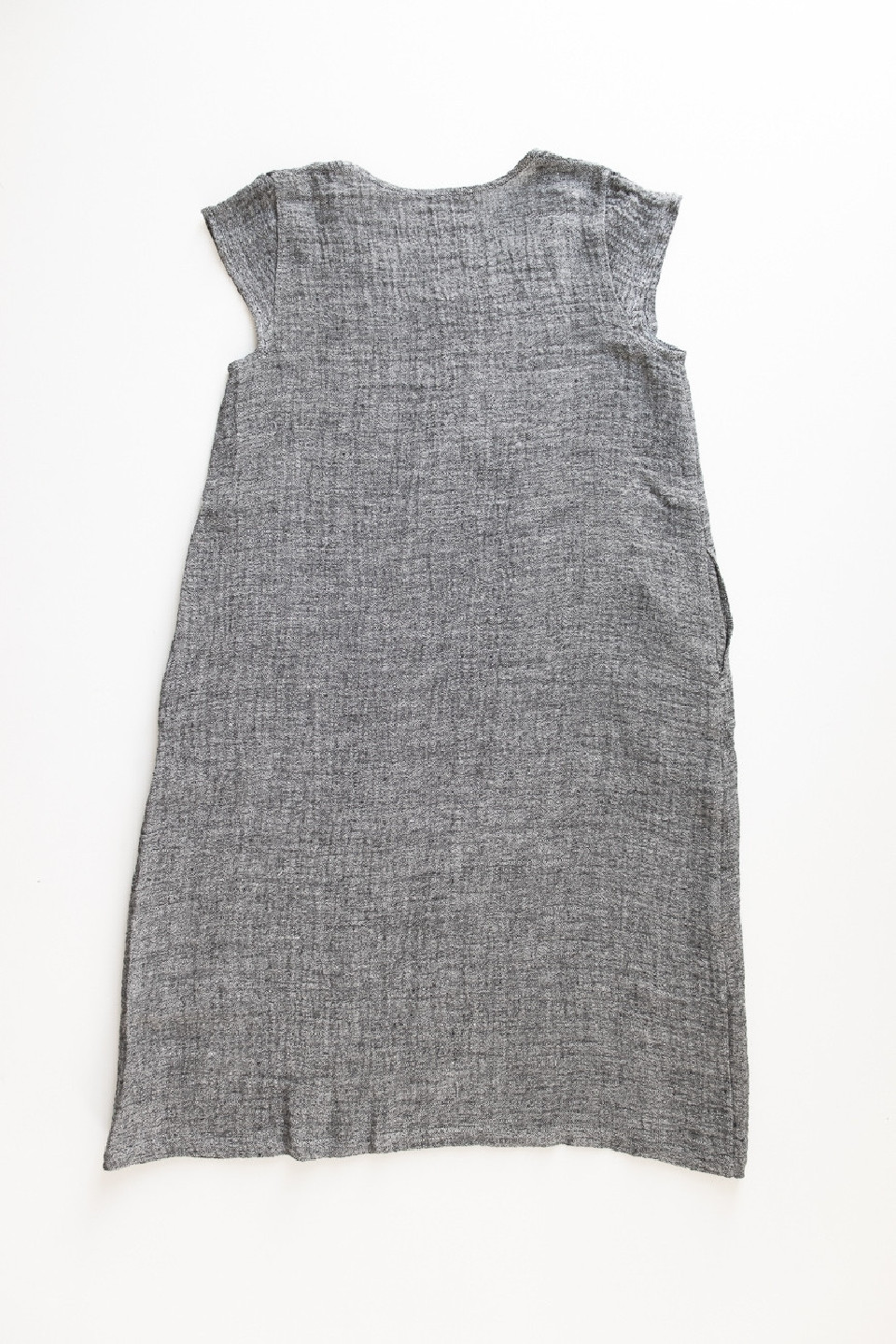 Robe évasée manches courtes, col profond, lin gris