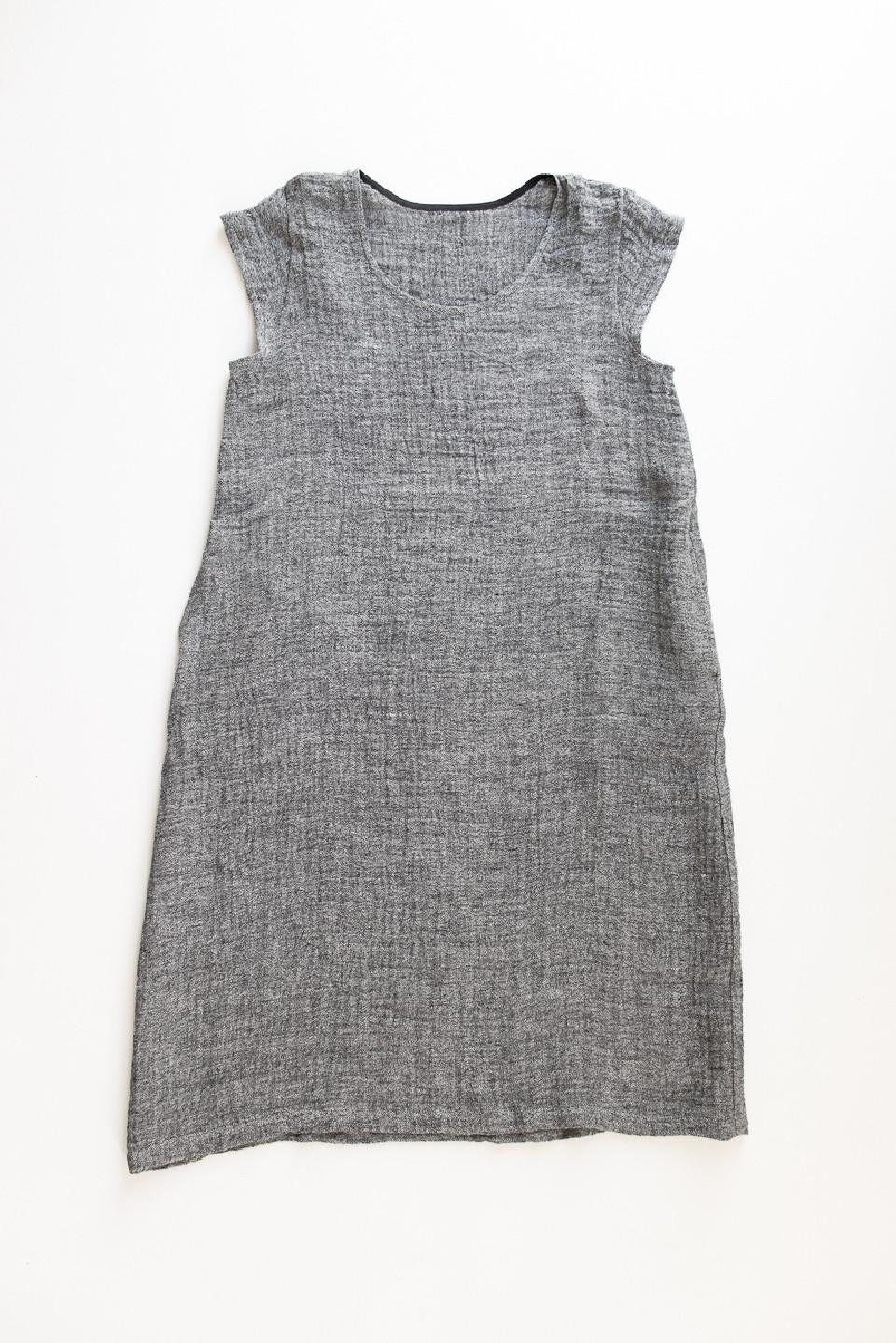 Robe évasée manches courtes, col profond, lin gris