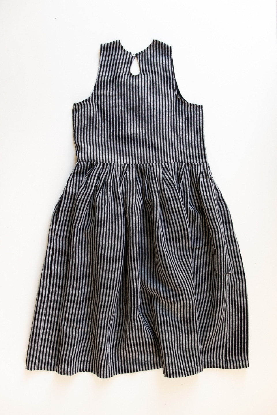Robe à plis sans manches, lin rayures sombres Robe à plis sans manches, lin rayures sombres
