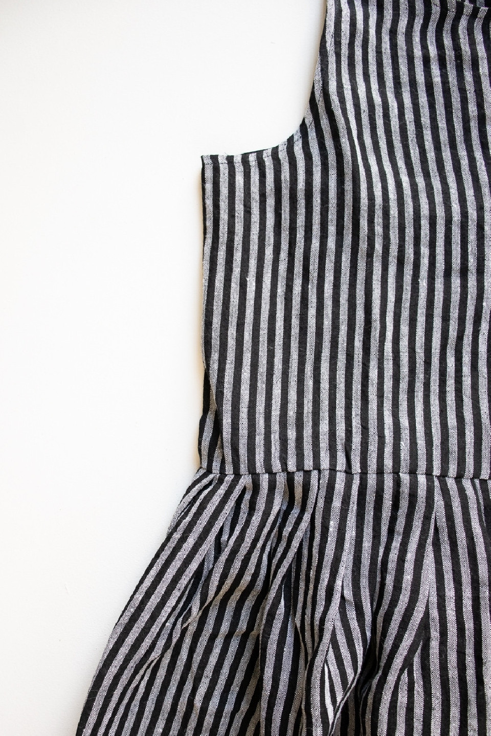Robe à plis sans manches, lin rayures sombres Robe à plis sans manches, lin rayures sombres