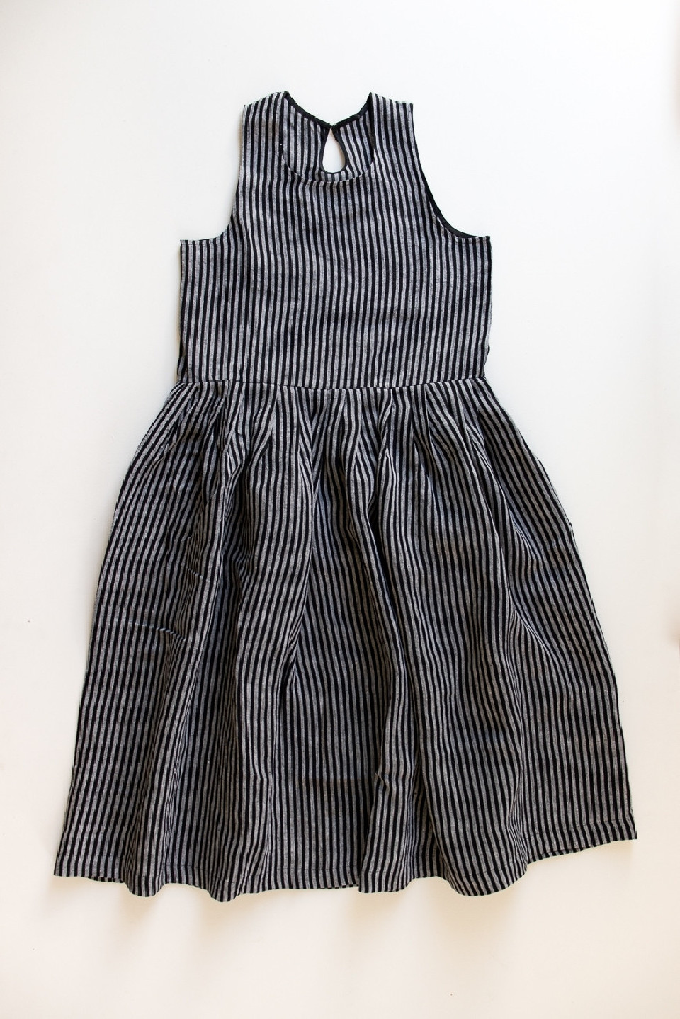 Robe à plis sans manches, lin rayures sombres Robe à plis sans manches, lin rayures sombres
