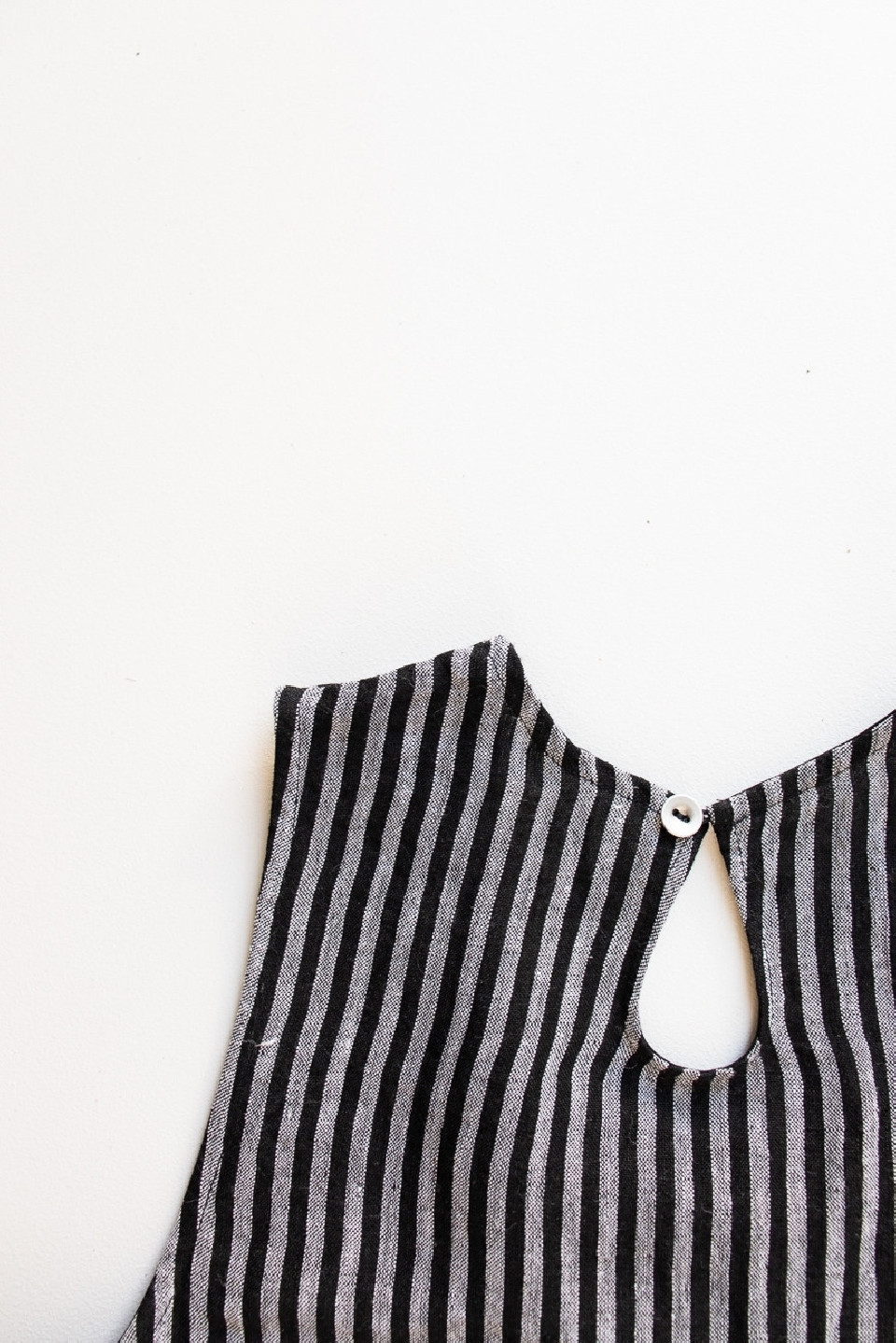 Robe à plis sans manches, lin rayures sombres Robe à plis sans manches, lin rayures sombres