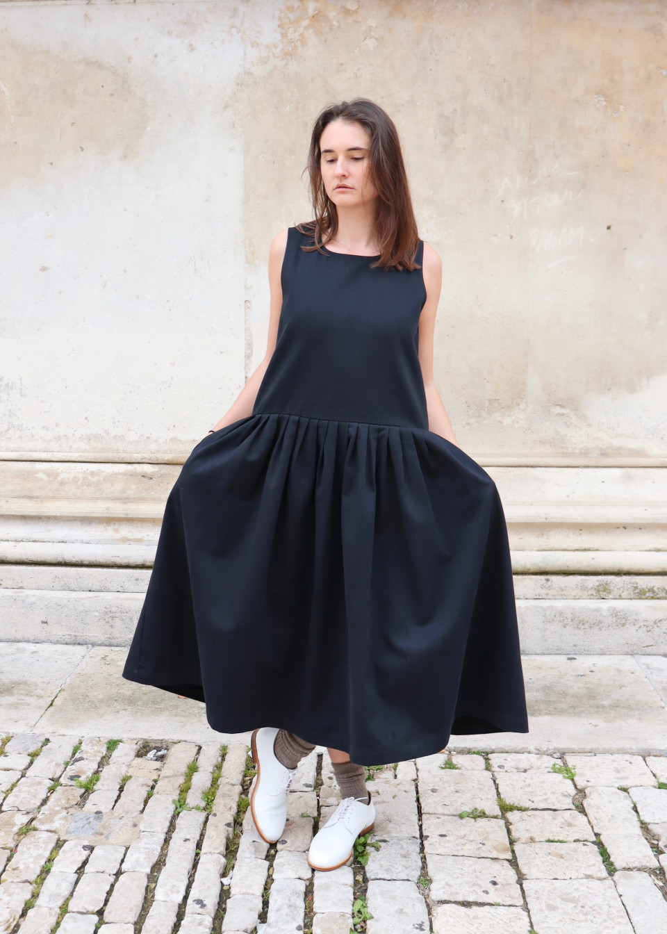 Robe à plis sans manches, jean noir