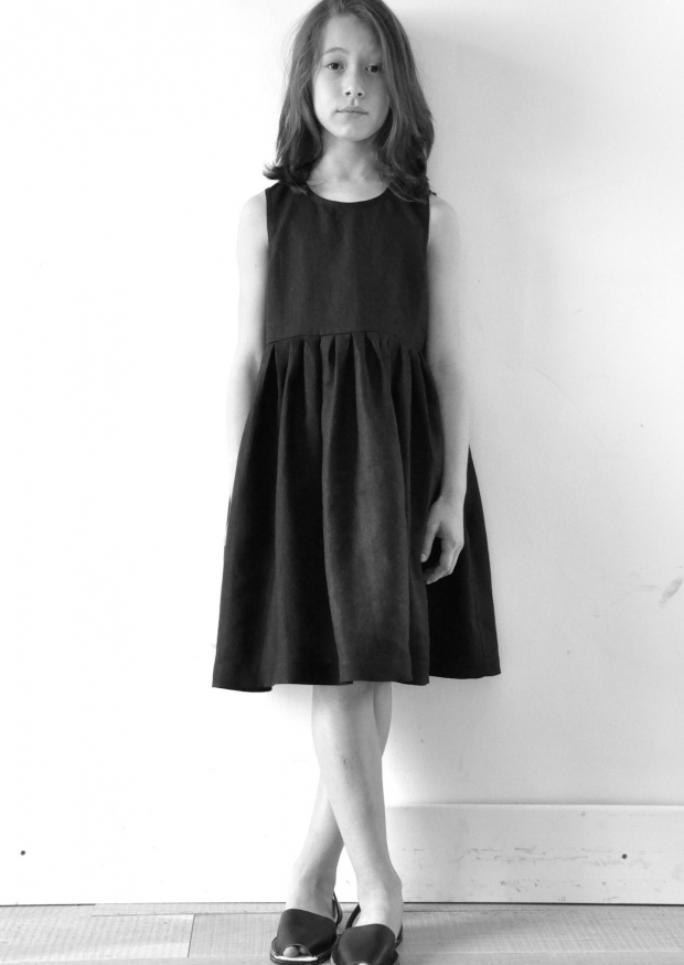 Pleated dress, sleeveless, black linen