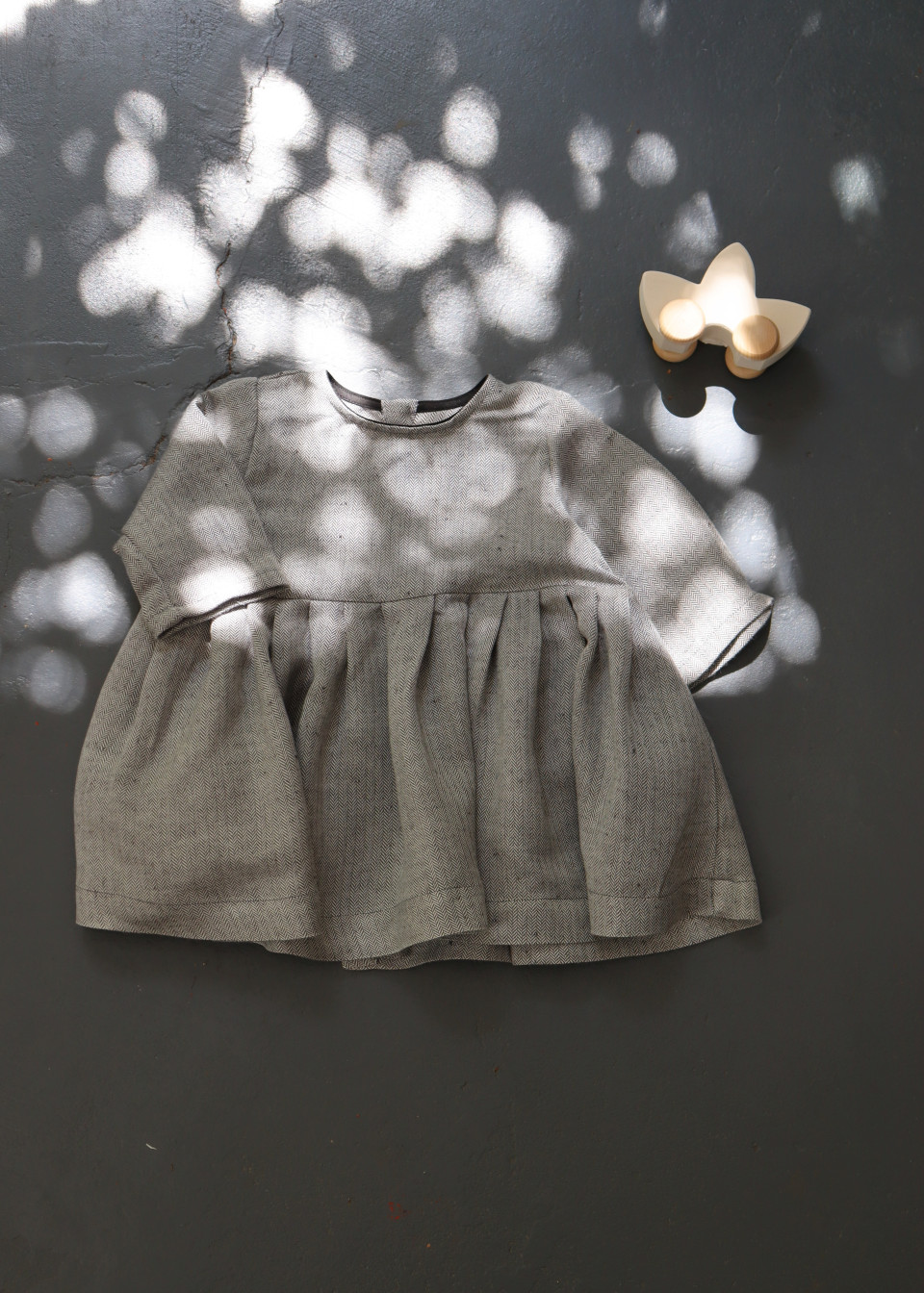 Robe à plis manches longues, chevrons clairs