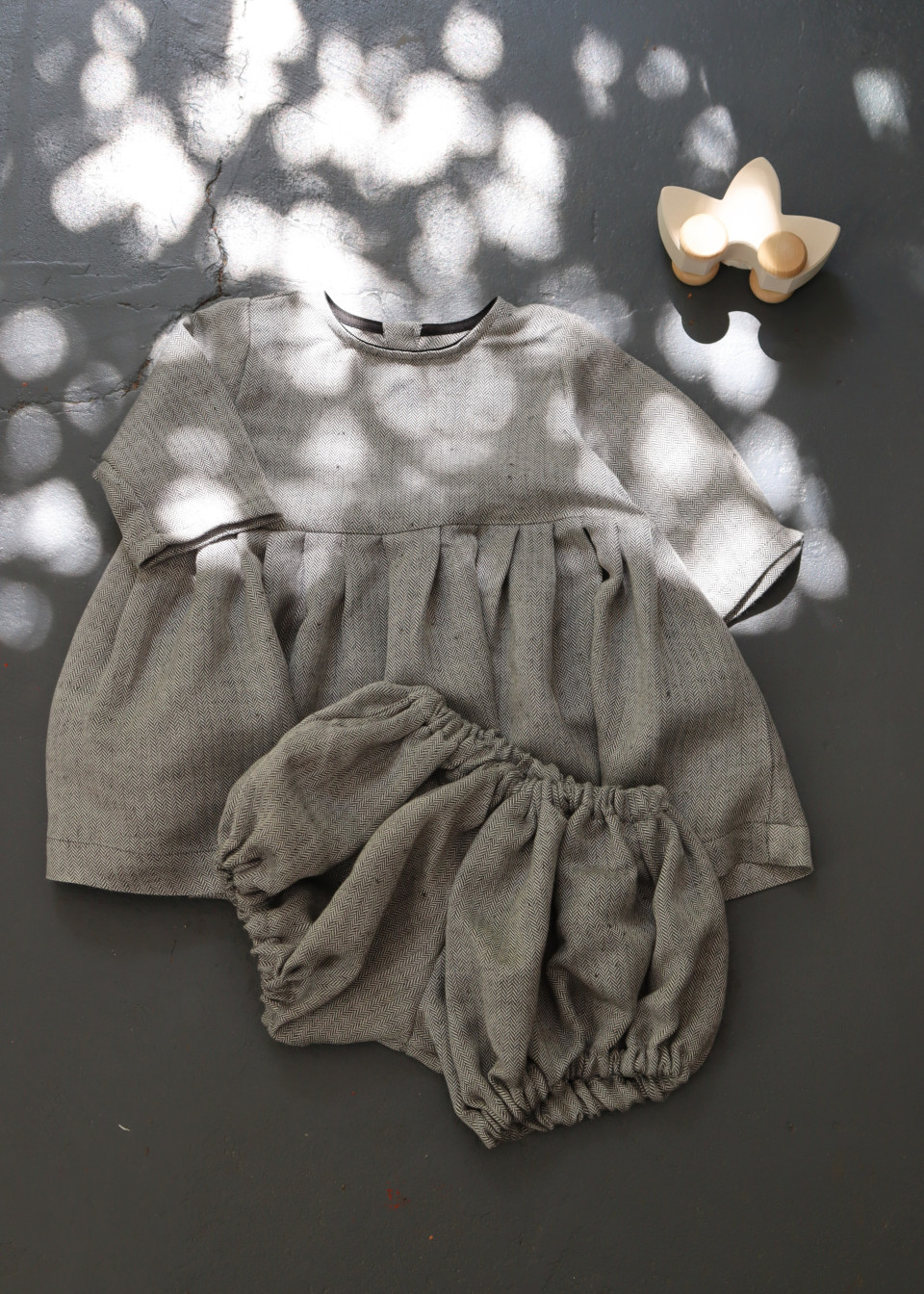 Robe à plis manches longues, chevrons clairs