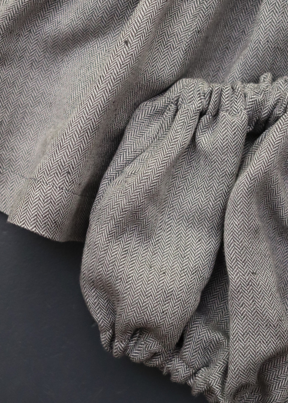 Robe à plis manches longues, chevrons clairs