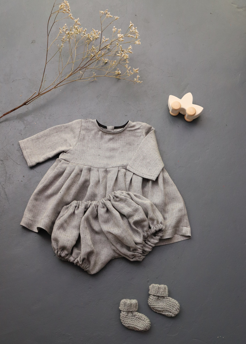 Robe à plis manches longues, chevrons clairs