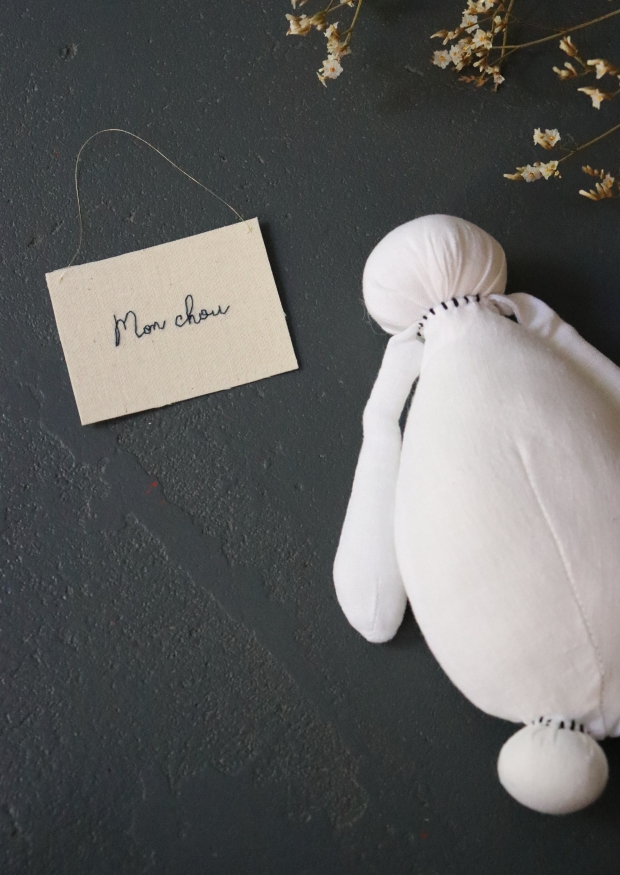 Embroided words "Mon chou"